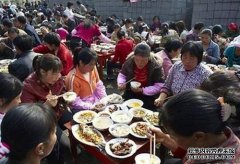 去朋友家吃饭，看看如何吃老人。所以人们不会