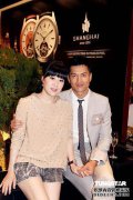 吕良伟带领妻子全屏显示网民。