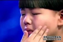 在孩子面前玩手机是非常危险的！