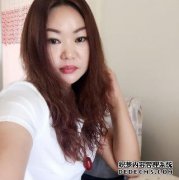 她扮演的是“小狐狸仙女”，她非常漂亮，而现