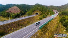 在省城的大广高速公路延伸的一部分，回家的路