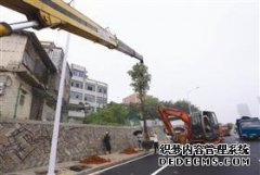 廊坊：由于客车和工人的轨道卡车相撞，两人死