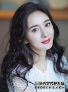 就像一个小仙女，戴着一枚Yanmi银币