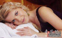 我的丈夫和前女友住在大楼里，但他们把妻子锁