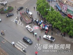 摩托车撞上一辆大巴，造成致命事故。