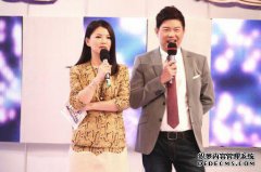 李翔是一个精彩的S节目的嘉宾，并在会场接待了