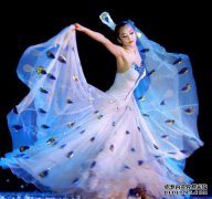 杨丽萍过去很漂亮，孔雀舞从夜到晚成名，冯小
