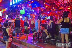 泰国夜生活的苦涩是男人的天堂。男游客不想离