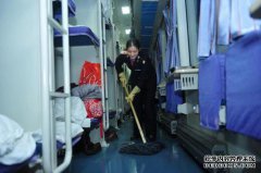 火车半开，乘客下车，机组人员需要敲门：“这