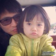 爸爸教他的女儿如何学习汉字，但她出生时有自