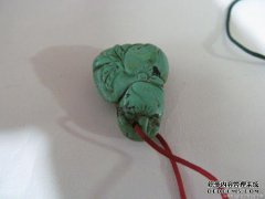 让我们欣赏玉雕的作品，谈绿松石的颜色，解决