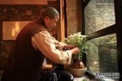 这个女孩从小就被遗弃，在一个修道院长大，准
