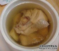 这种鸡炖肉很容易看到，特别好吃，没有必要用