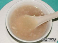 透明粉末，甜白葡萄酒具有滋养身体的功效。