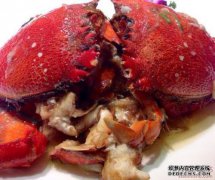 这位年轻人试图吃“Tora-crab”115元，尝试了一段