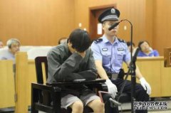 该男子开车后被捕，拒绝逮捕，并粉碎了刑警并