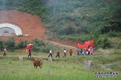 如果祖先坟墓中有两种现象，则意味着孩子和孙