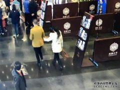 我在商场里找不到爱马仕包。警察观看了数百个