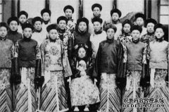 他生气地进入宫殿，成为最后一名军官。死后，