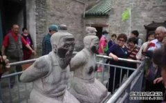 Q王朝夺冠后，乾隆说：“你是Q王朝的后裔吗？”