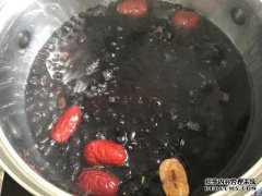 加到水里清洗桌子的东西不容易积聚
